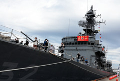 観鑑式･･･護衛艦「せんだい」の一般公開 （千葉は船橋港にて）