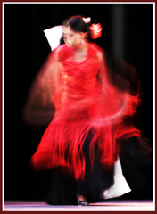 赤いドレスのダンサー
