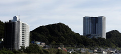 不思議な景観･･･田舎町に巨大マンション