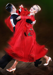 赤いドレスを着たダンサー