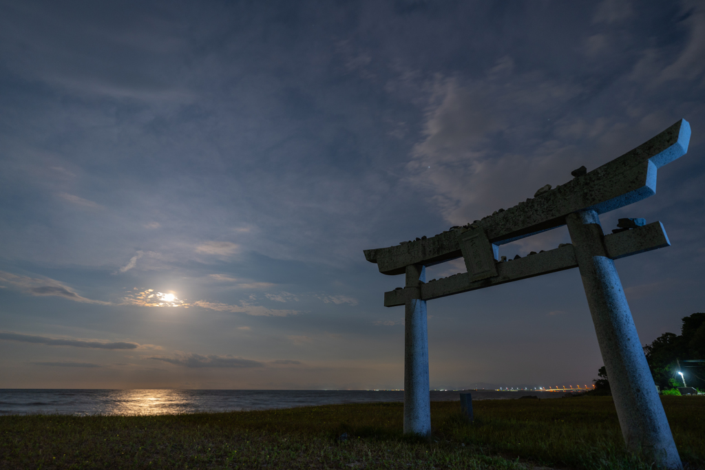 鳥居と海岸と月