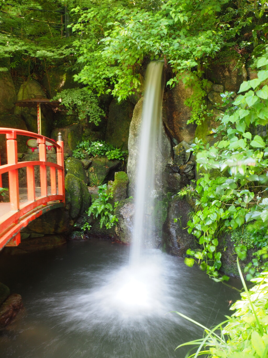 お寺の滝