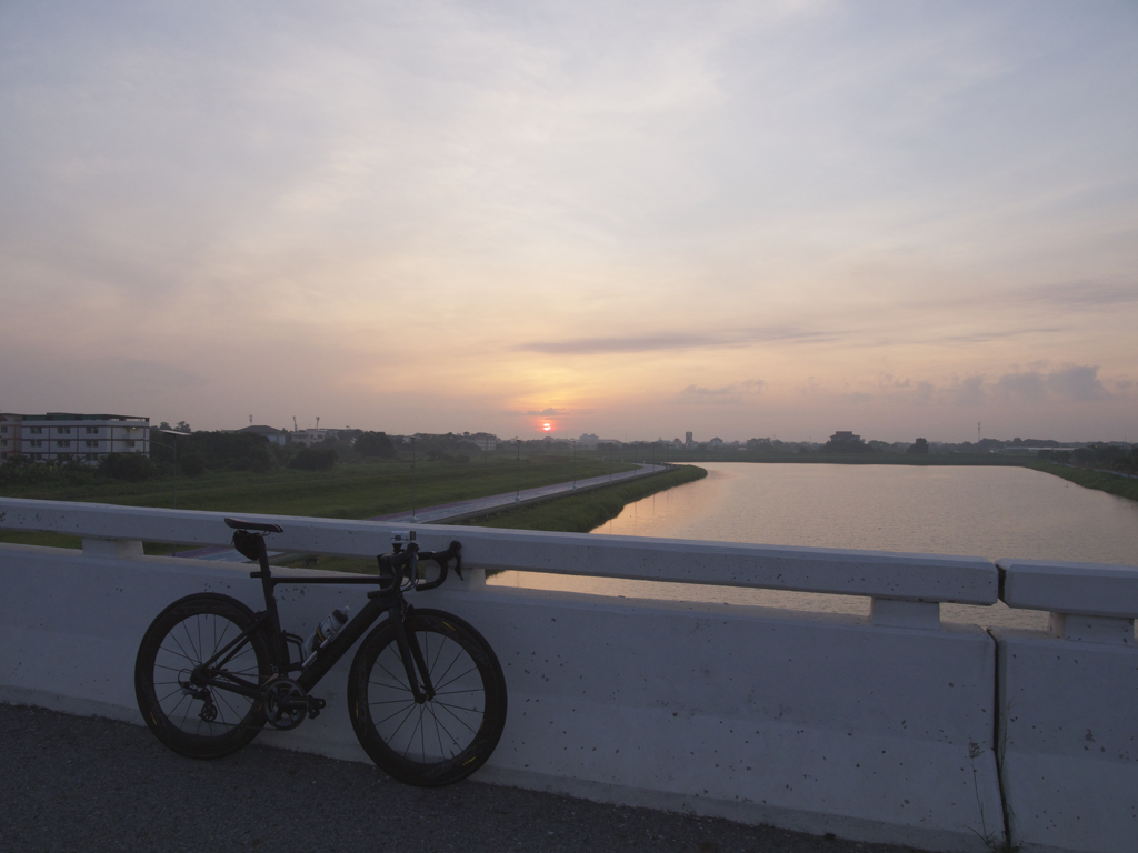 スカイレーンと日の出とチャリ。