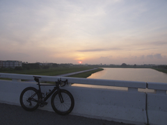 スカイレーンと日の出とチャリ。