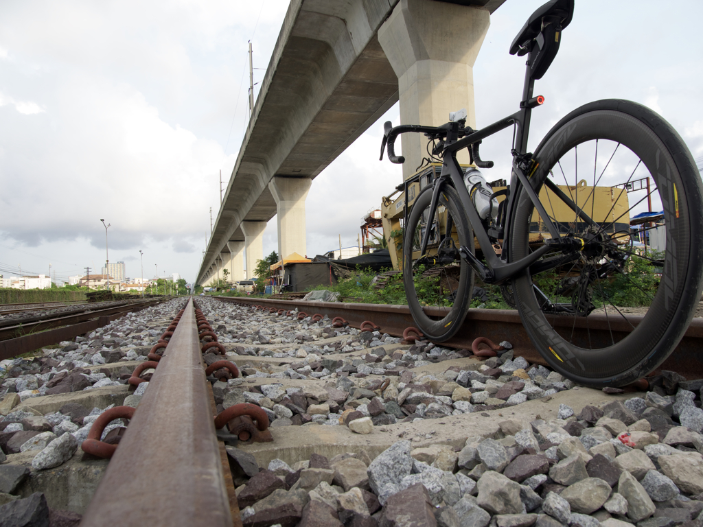 レールとロードバイク。