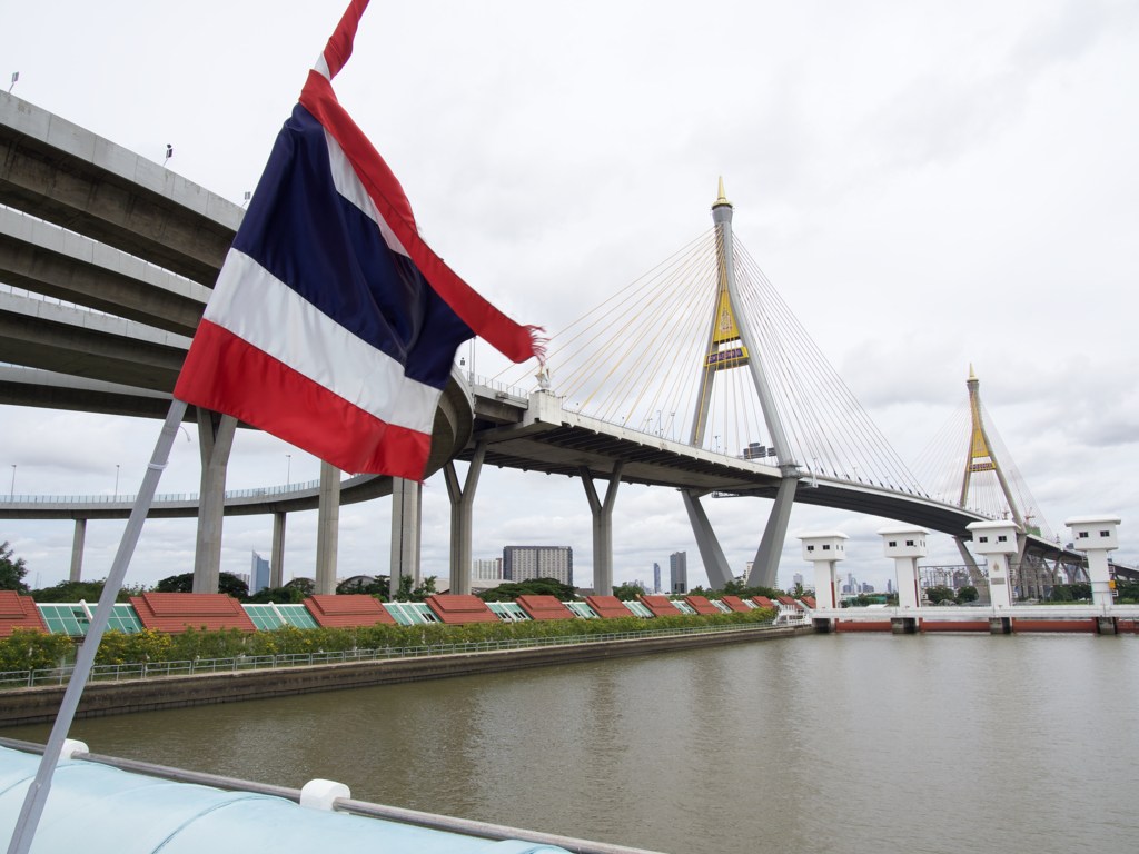 タイの国旗と大きな橋。