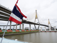 タイの国旗と大きな橋。