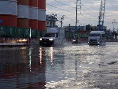 冠水すると、しばらく引かないバンコクの道路。
