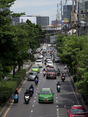 コロナ禍でも交通量は多めです。