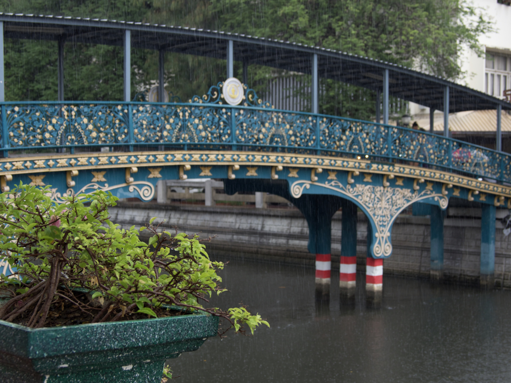 ここで雨宿り。しかし止まないのでまた歩き出します。