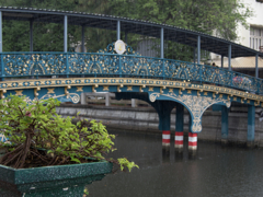 ここで雨宿り。しかし止まないのでまた歩き出します。