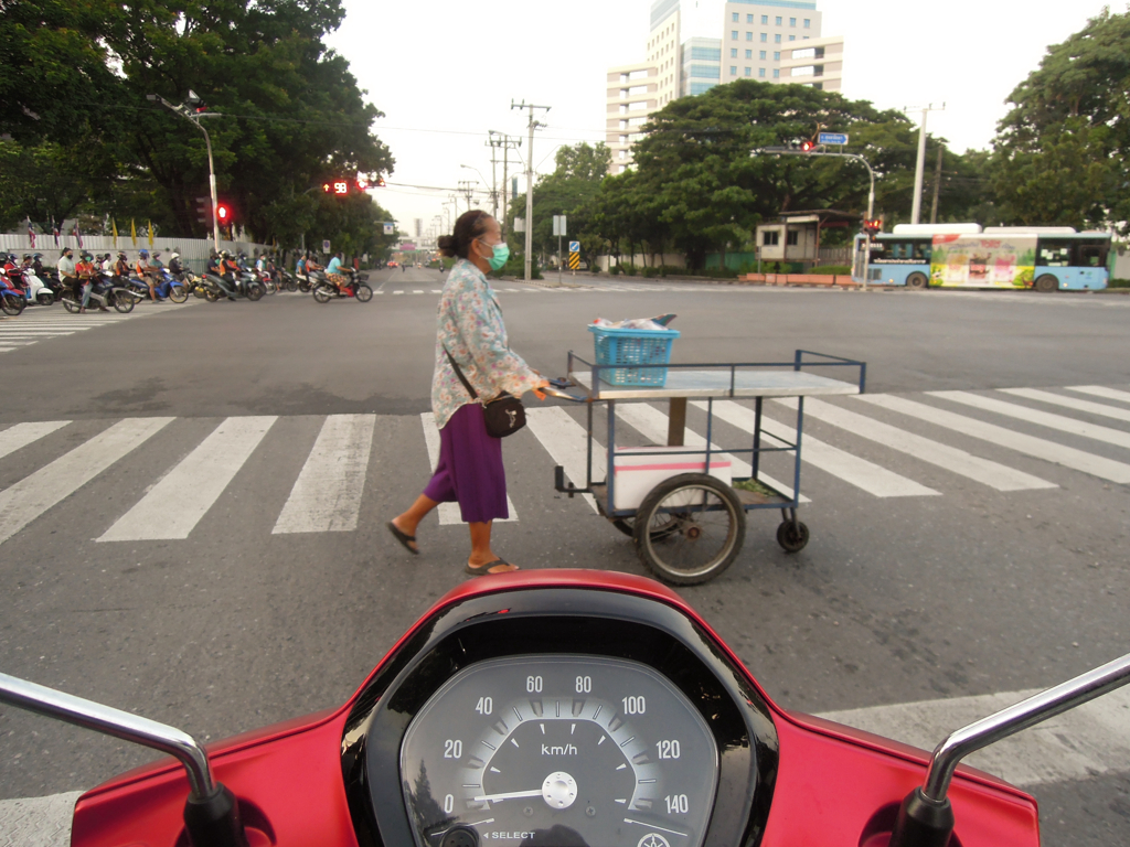 船着場まではバイクでブーン。