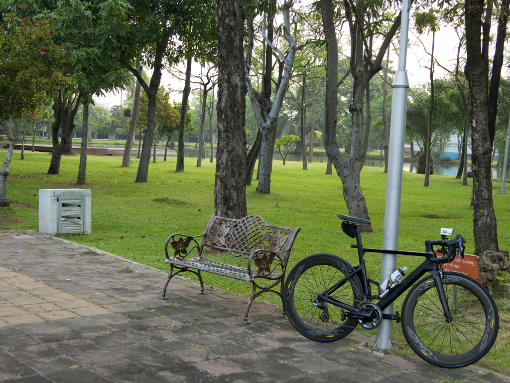 ベンチとチャリ。