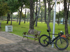 ベンチとチャリ。