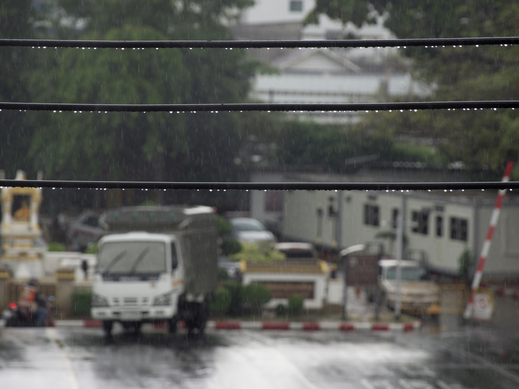 電線の水滴と向こうの景色。
