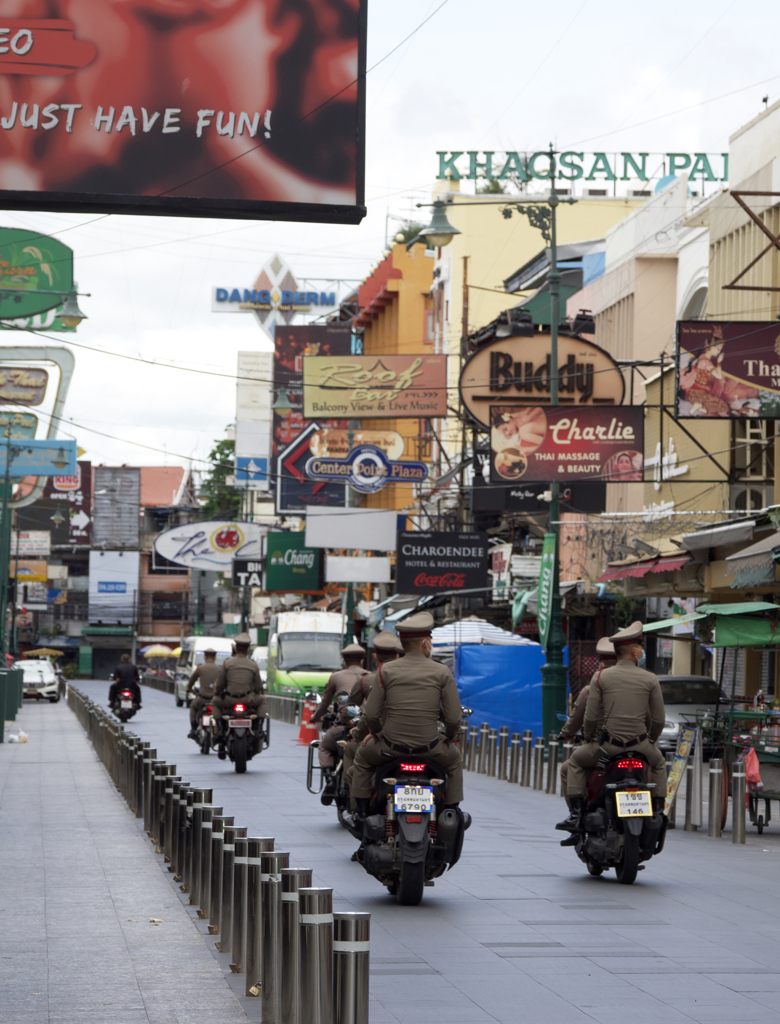 タイの警察inカオサンロード。