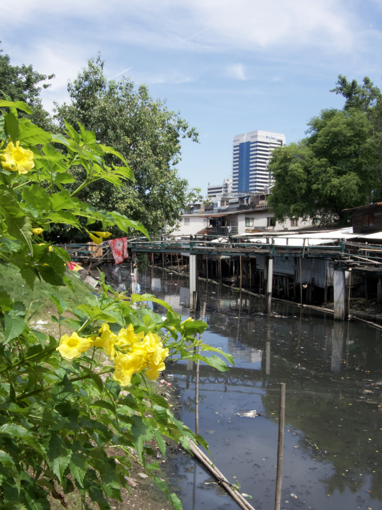 橋を渡るとスラム街です。
