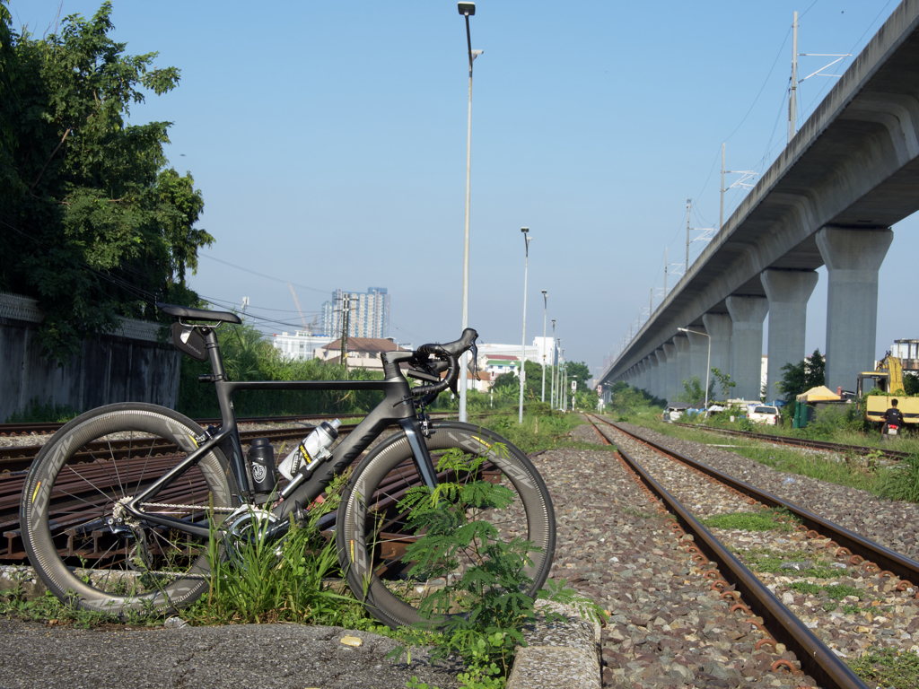 線路とロードバイク。