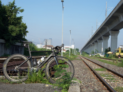 線路とロードバイク。
