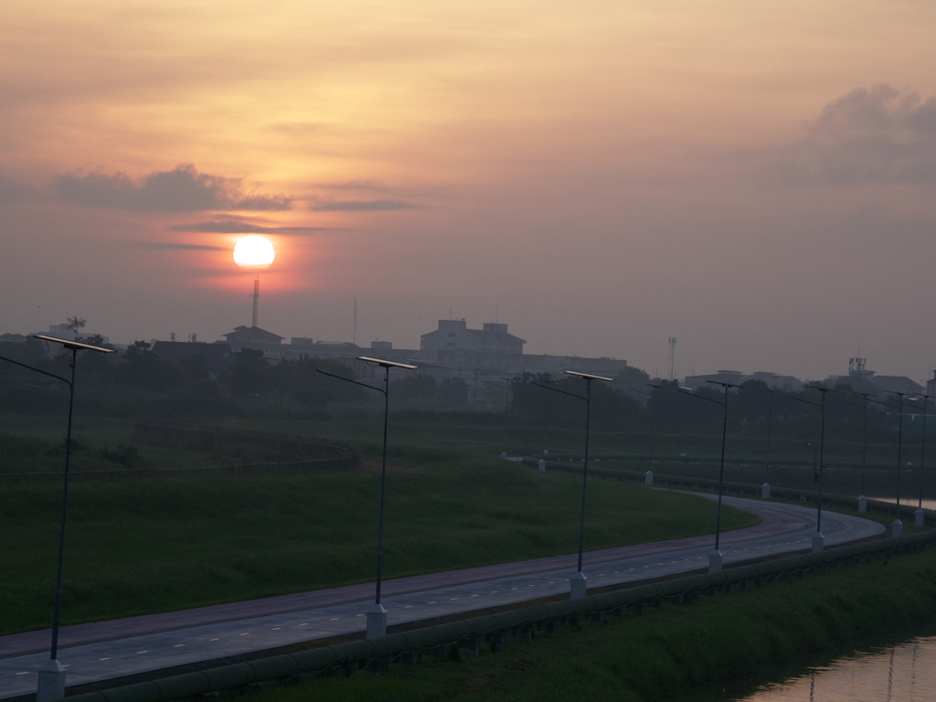 スカイレーンと日の出。