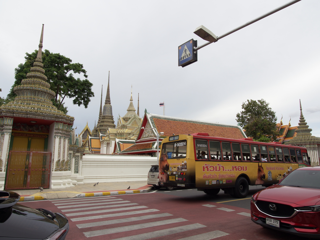 寝大仏で有名なワットポーも入れません。
