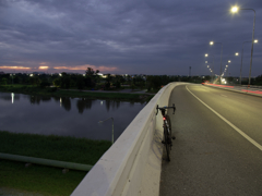 陸橋とロードバイク。