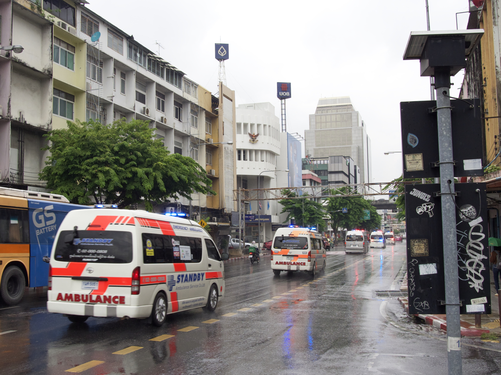 タイの救急車が並んで走ってました。