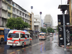 タイの救急車が並んで走ってました。