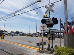 鳴るのか不明の踏み切り。