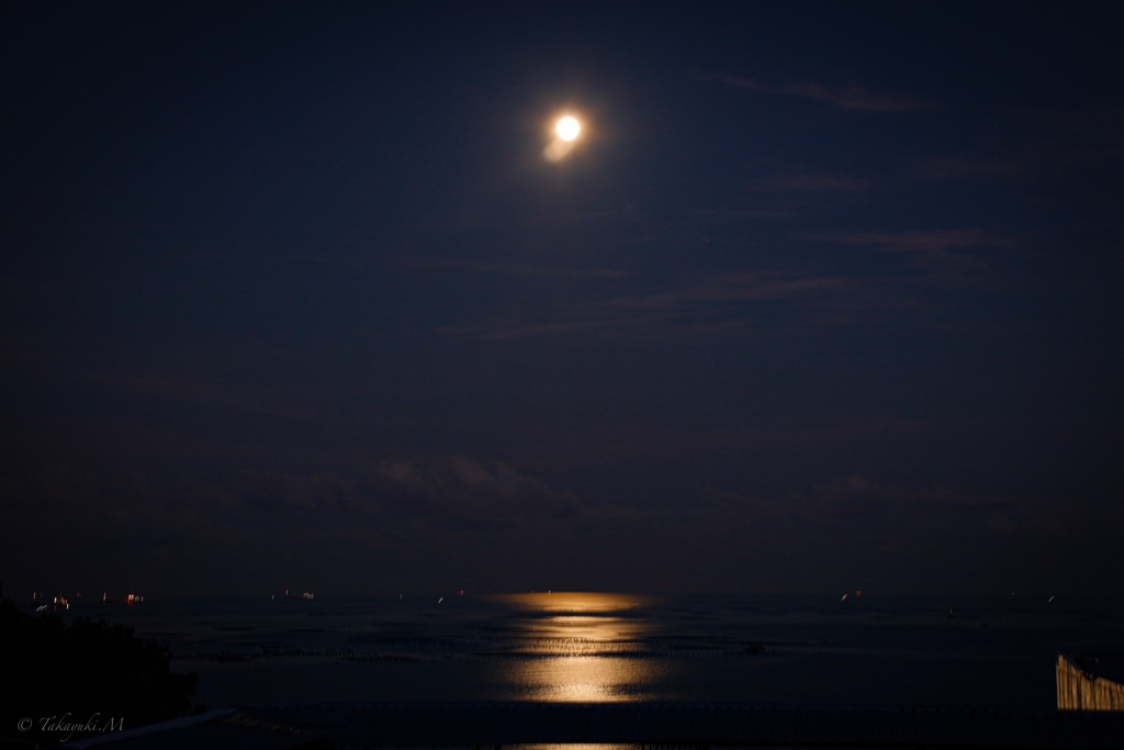 明け方の月と光の道