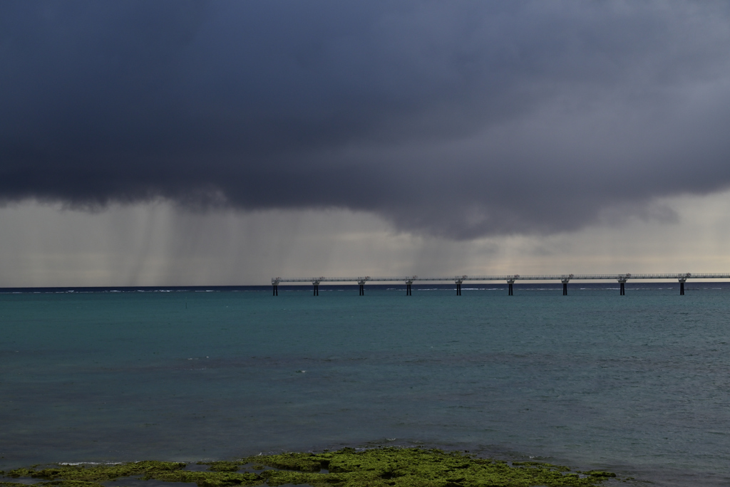 遠くの雨