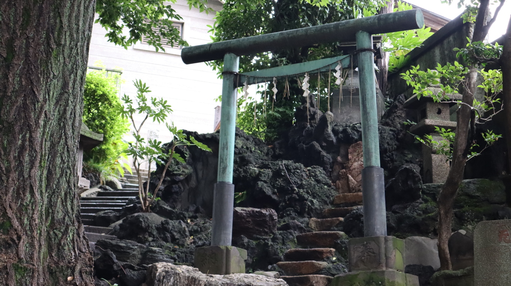 階段の中の鳥居