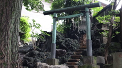 階段の中の鳥居