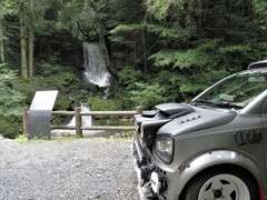 滝と車