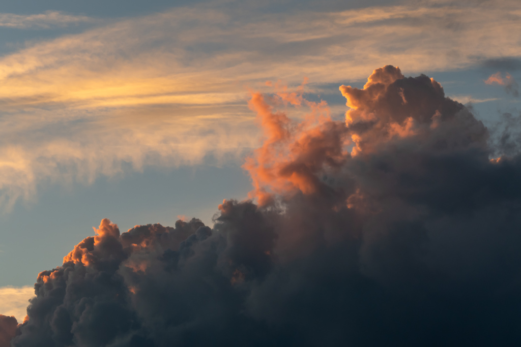 夏雲湧く秋