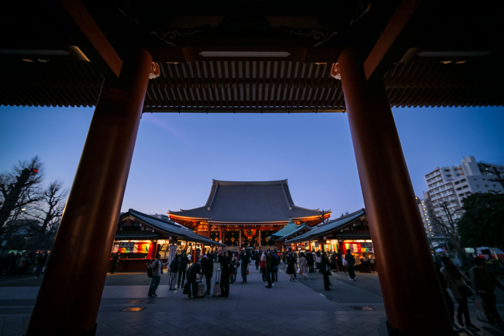 門を抜けたら浅草寺