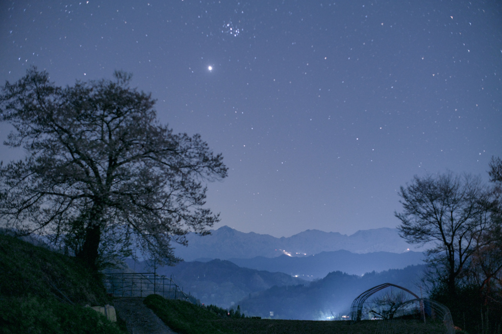 折り重なる夜の山々