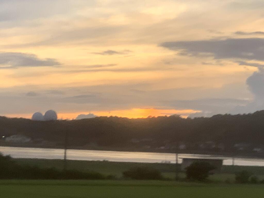 夕暮れの空と川