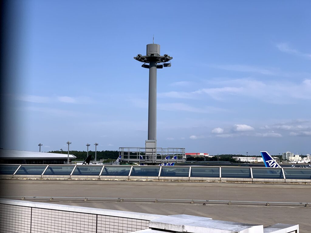 引地研介の空港にある塔