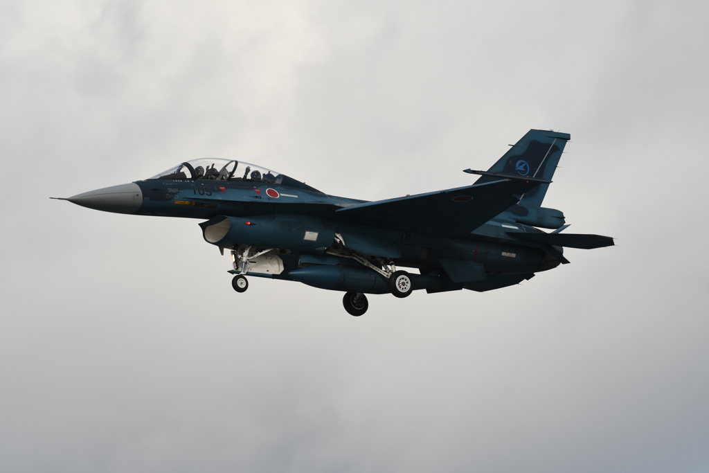 F-2B_105_Approach