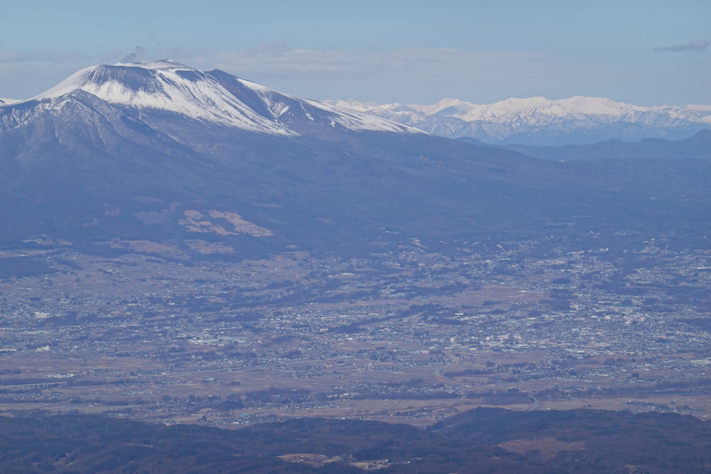 浅間山と麓の街並み