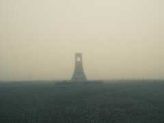 霧に霞む塔