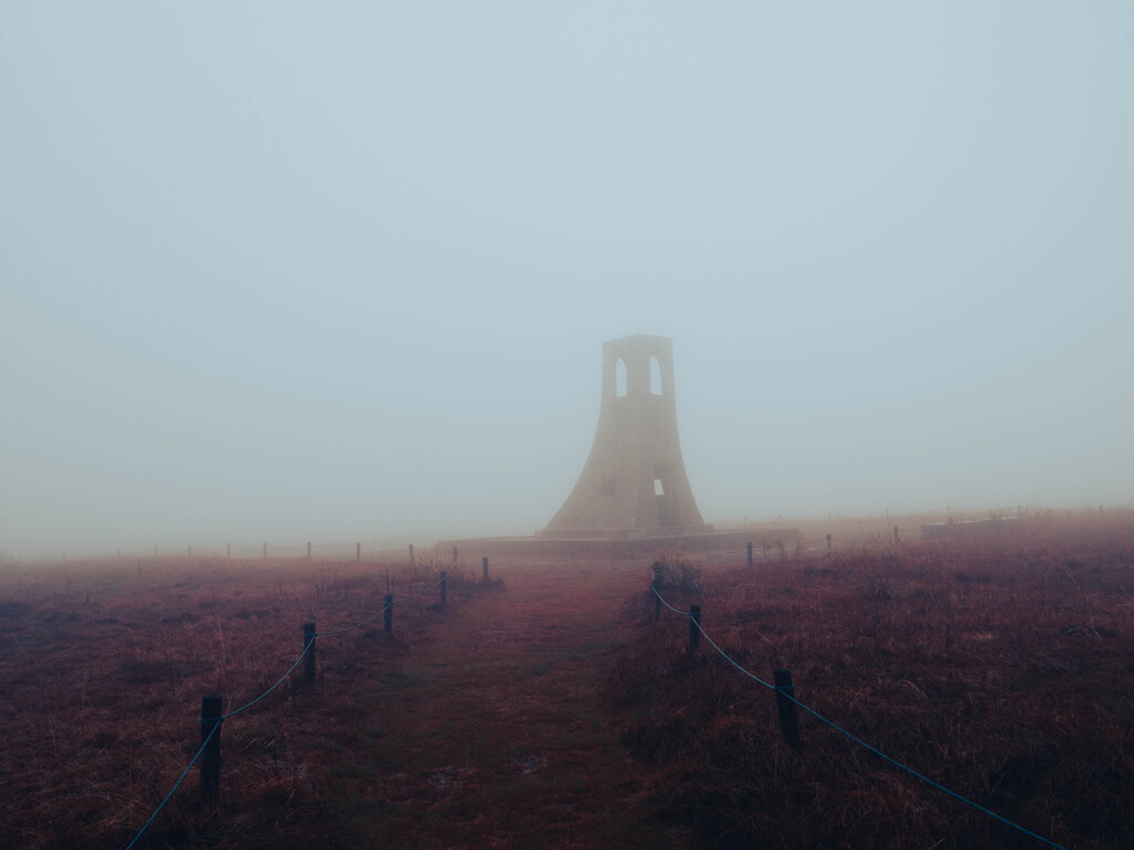 霧に霞む塔
