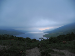 美しき湖の夕暮れ
