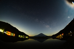 精進湖の富士と天の川(fisheye ver.)