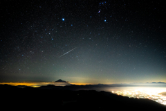 富士に掛かる流星