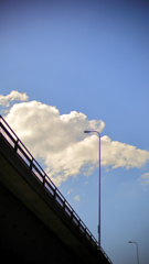 高架下から見上げる