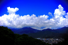 尾根に連なる白い雲