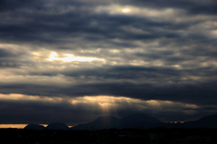 うっすらと光芒