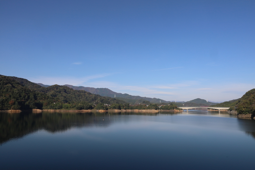 宮ヶ瀬湖　やまびこ大橋を眺める